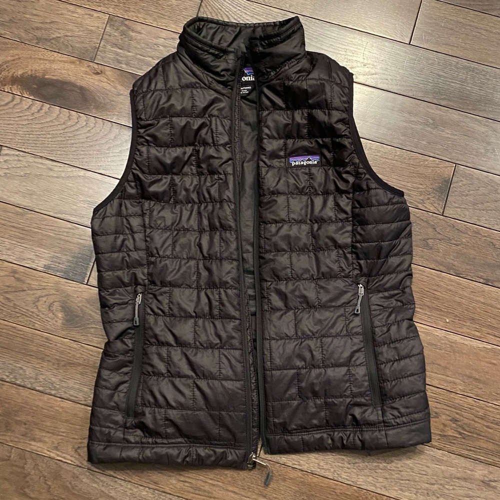 Black women’s Patagonia nano puff vest - M